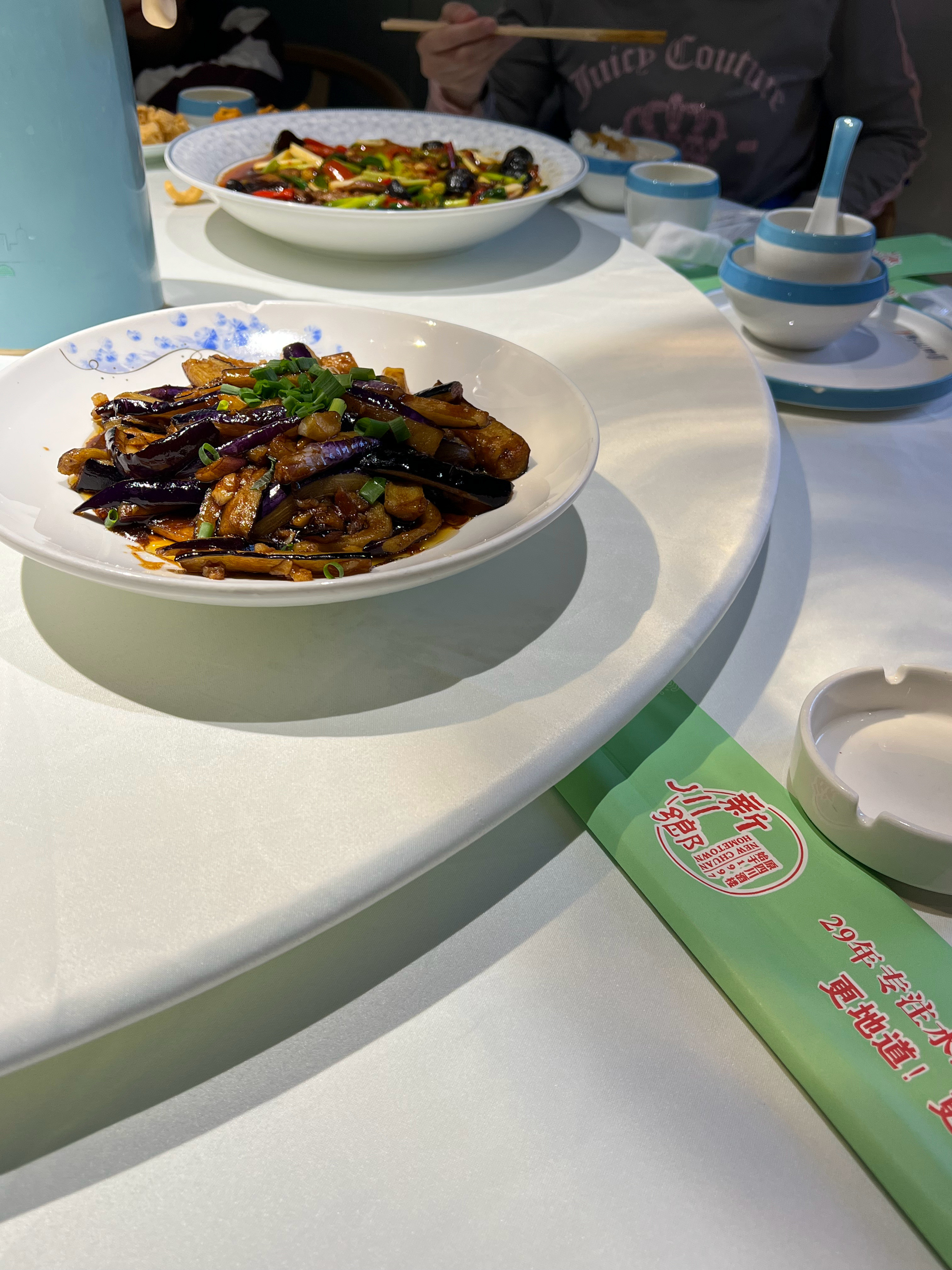 姐夫从北京开车来天津车快没电了，他去充电我们菜都上齐了，他还没来，一问，原来是没