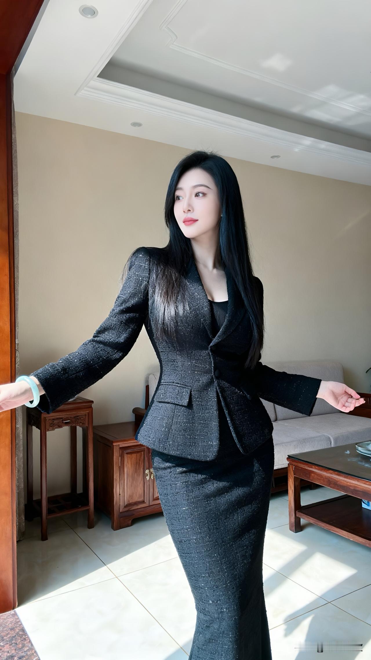 《晨光里的从容之美》晨光像一层薄纱，透过窗棂，在光洁的地面上织出细密的金线。