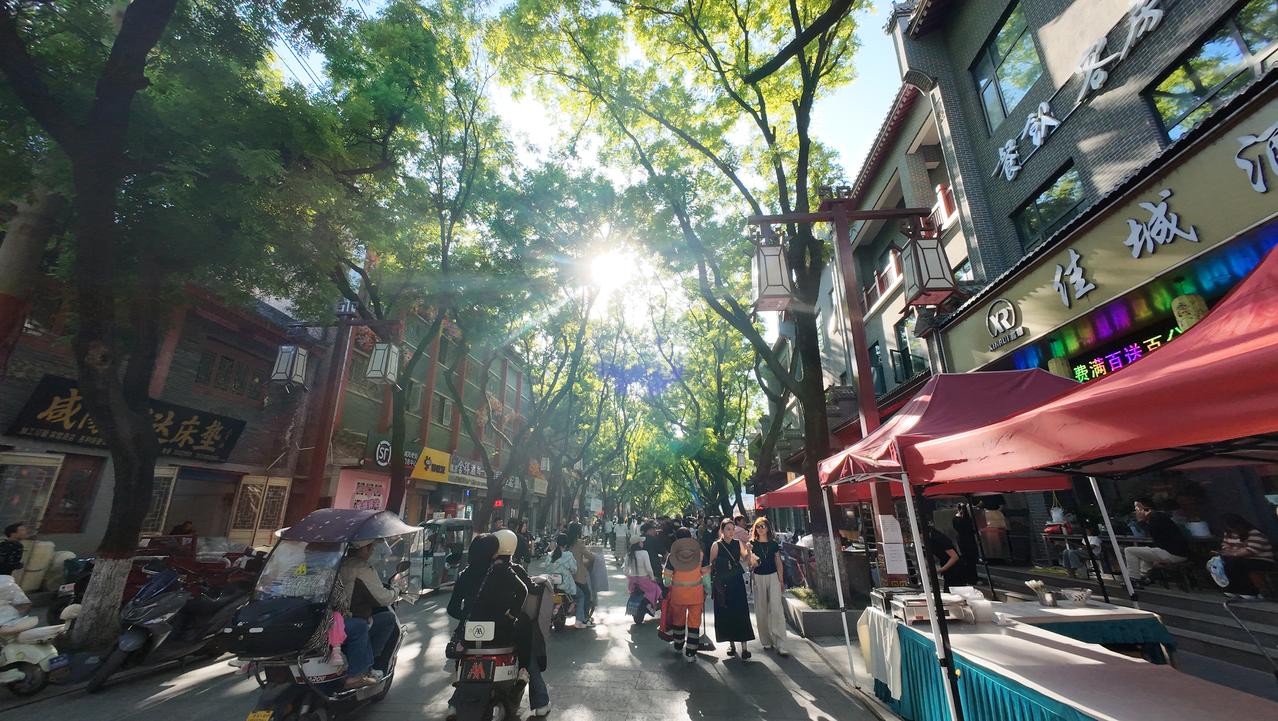 今年五一，咸阳老街人气爆棚。青石板路上游客摩肩接踵，不少店铺前排起长队，地方零食