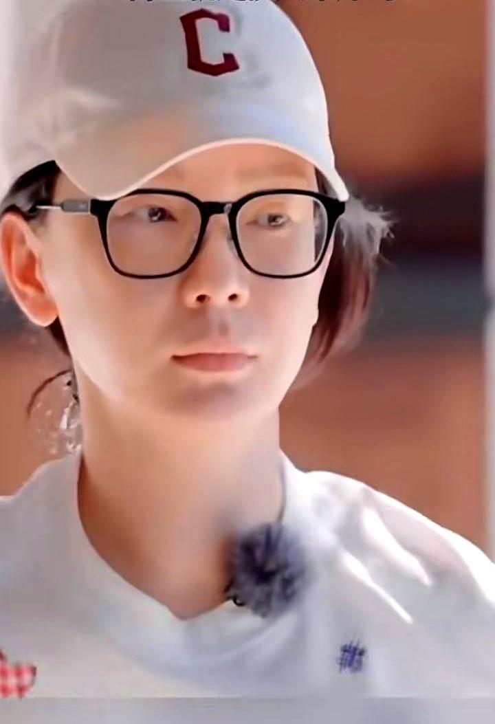 你盯着陈数那张刷屏的素颜照，是不是也愣了一下？荧屏上那个气场全开的“旗袍美女