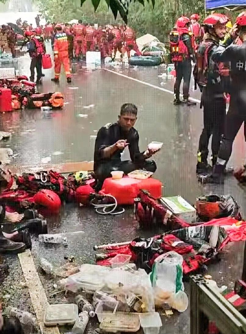 这是近日广西贵港洪涝救援现场的真实一幕。消防战士刚从一线撤下来盘腿休整吃饭，天公