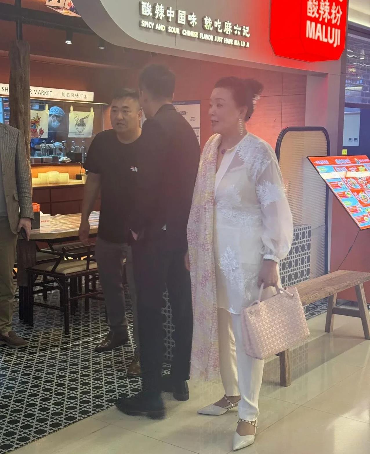 我朋友看见张兰了，真是精致老太太，盘了一个丸子头，耳环，项链一样不落，还披了一条