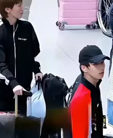 林高远王曼昱罕见一起走八年默契藏不住！8月25日清晨，国乒结束瑞典大满贯