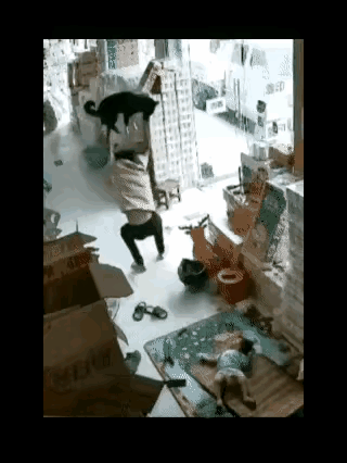 这只黑狗可能太饿了就走进店铺想找点吃的，谁知却遭受灭顶之灾。它刚走进店铺就被老板