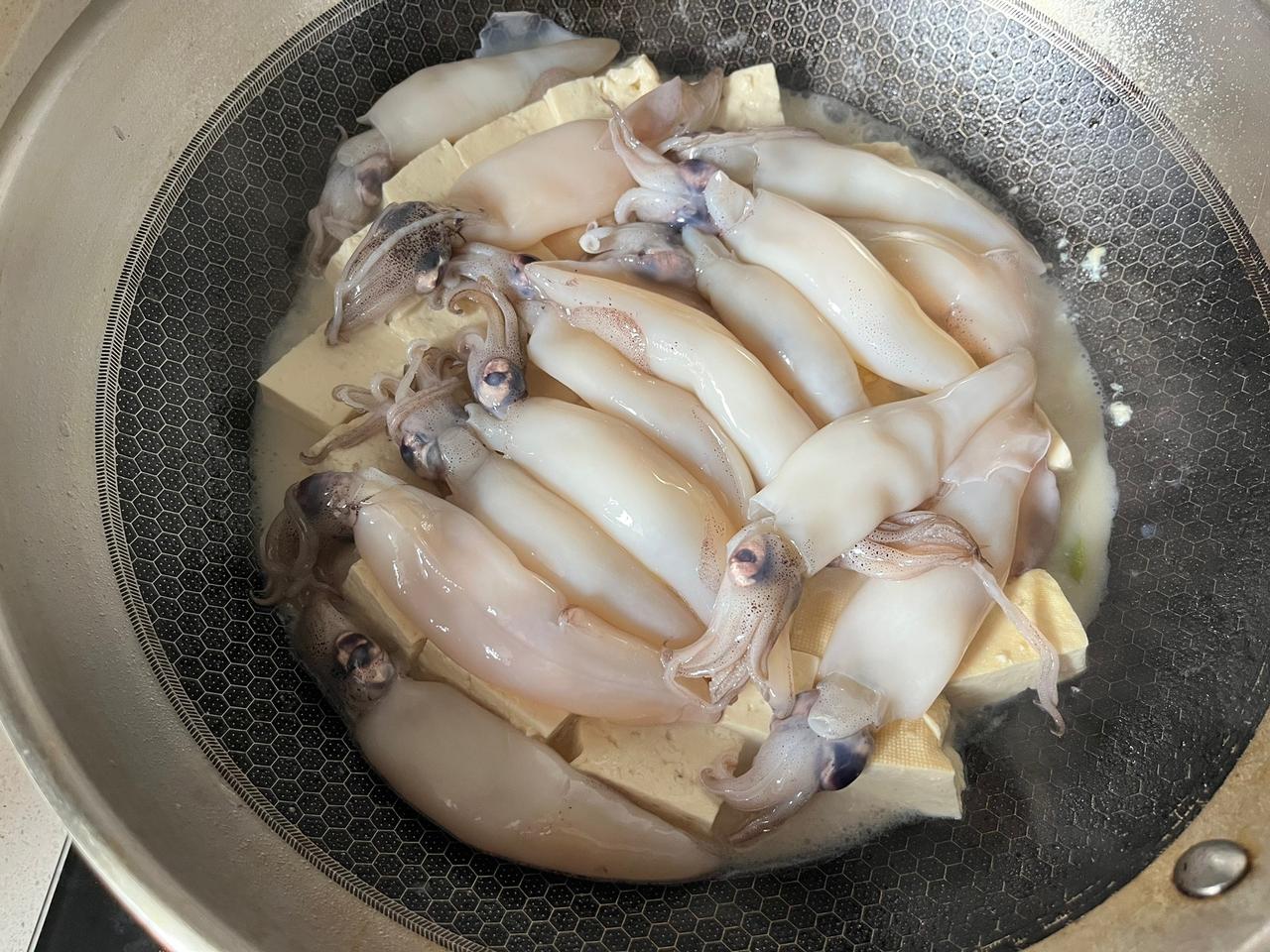 晚餐，蛤蜊、笔管炖豆腐，香椿炒蛋，蒸几个萝卜缨包子[微笑]