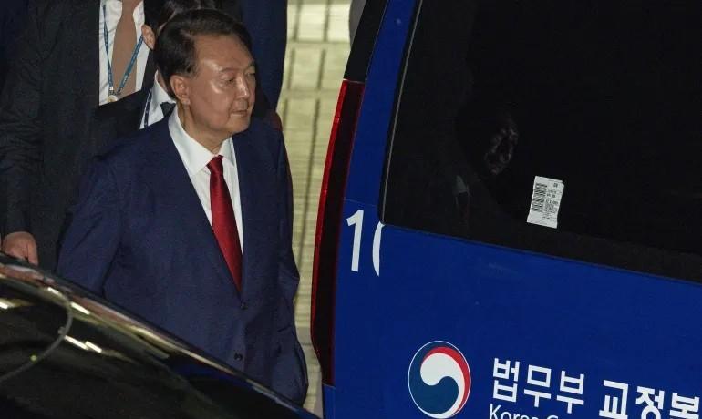 失去权力，锒铛入狱，尹锡悦申请保释。目前正在被拘留的韩国前总统尹锡悦，以健康问题