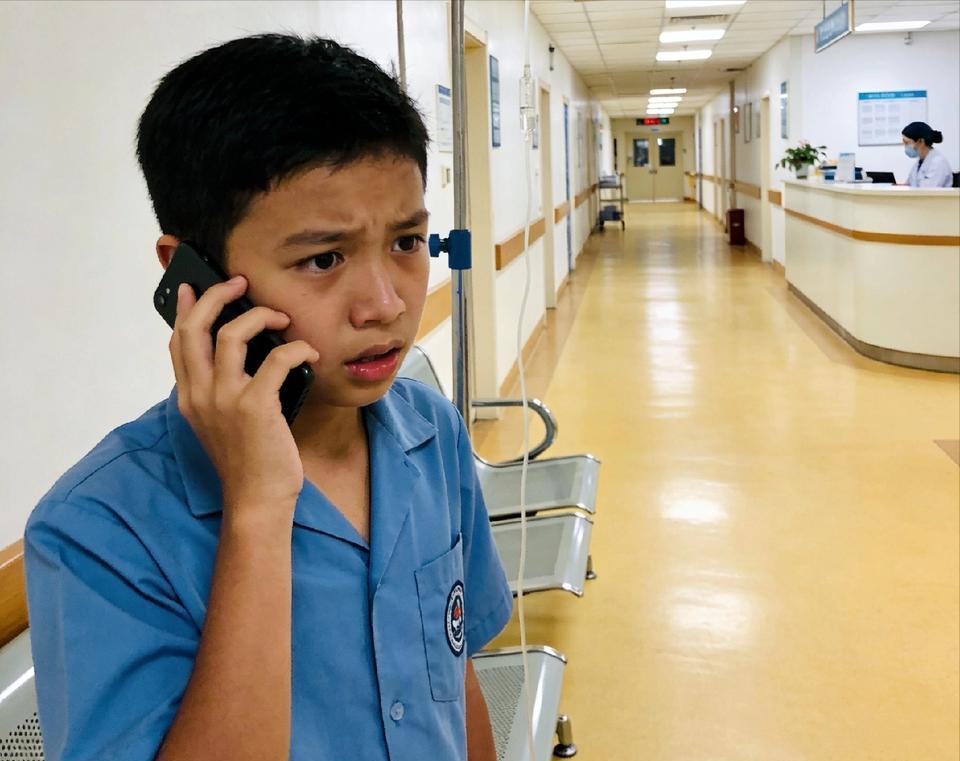 3月3日，一个14岁的男孩，单亲爸爸突然晕倒要住院，他给亲戚打电话借钱，都说手头