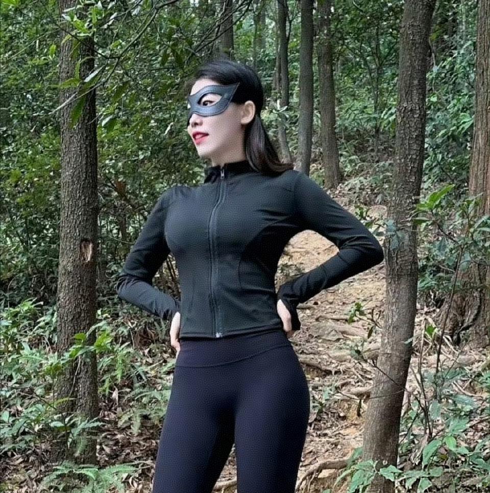 什么操作啊！爬个山也戴眼罩啊！