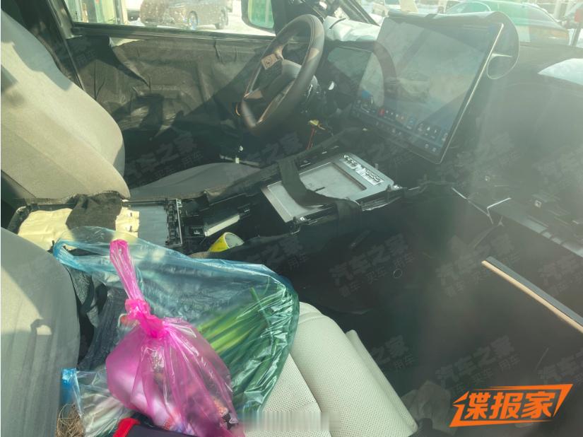 腾势N8L今天爆出了内饰图，总体也是跟N9那套设计差不多。外观亮相的时候也说L代