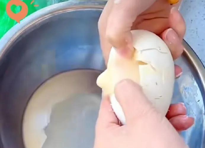 菜市场惊现“假鹅蛋”！这些细节你注意过吗？上周陪老妈去菜市场，她花20块钱买了