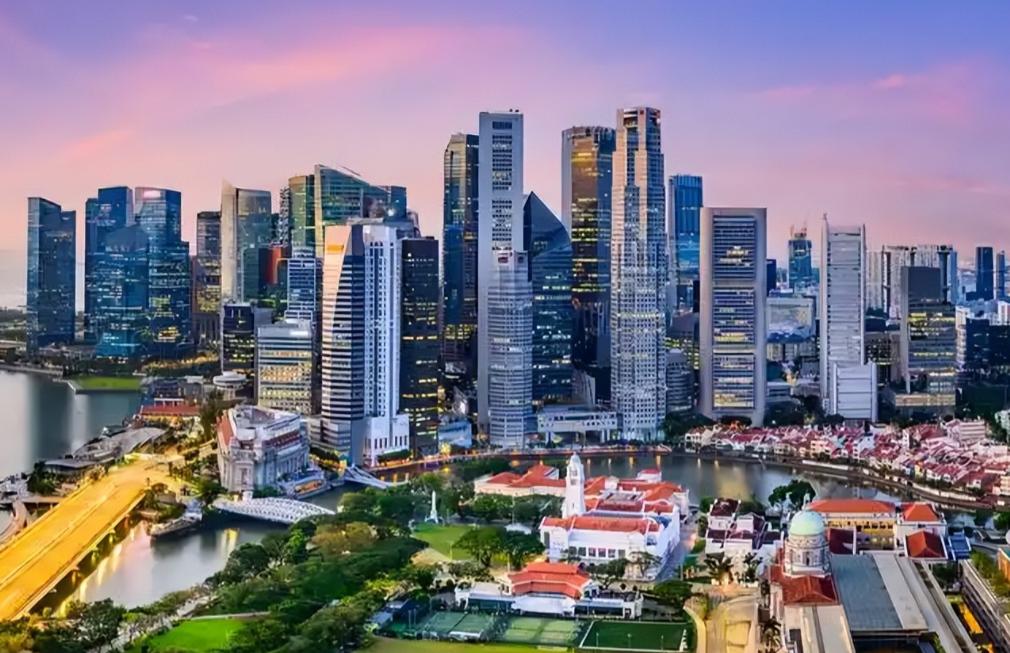 短短五年，香港和新加坡的经济差距被拉开了一大截。2019年香港GDP3660亿美