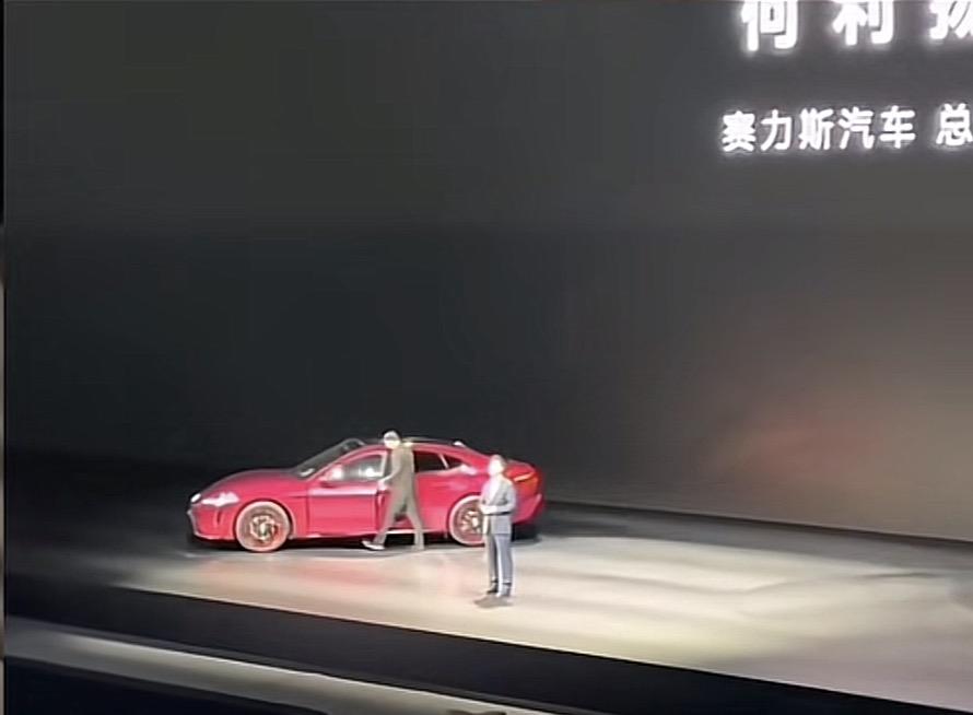 今晚鸿蒙智行发布会上Z7居然趴窝了？说实话一开始我还以为是设计好的桥段，毕竟车摆