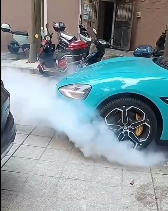 su7首燃？是不是第一辆，不知道着了没？