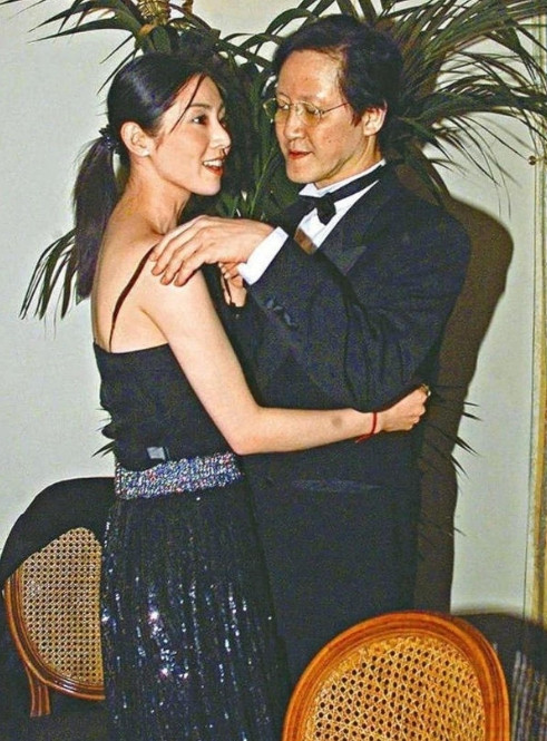 1998年，香港尖沙咀一家粤菜餐厅的包厢里，48岁的永盛电影老板向华胜第一次见到