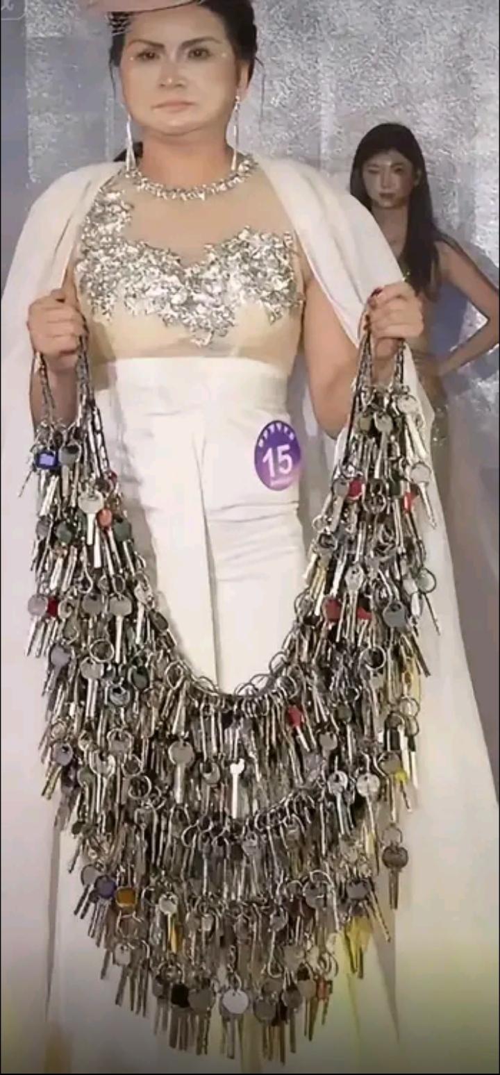 “我家钥匙比你首饰多”！广东的选美冠军确实够硬核。她被评上冠军，不是凭颜值，