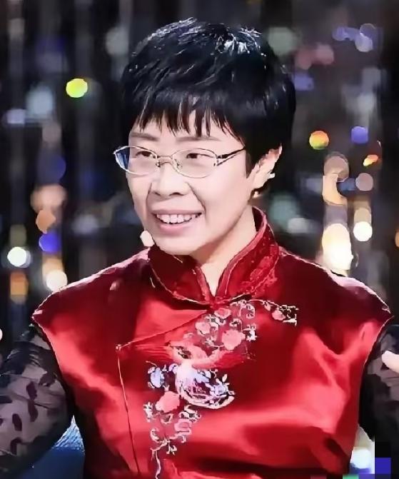 你敢信吗？前阵子还在诗词大会上温温柔柔讲唐诗宋词的蒙曼，就因为聊了几句清朝，直接