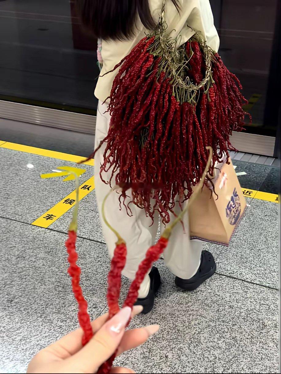小姐姐你辣椒掉了​​​