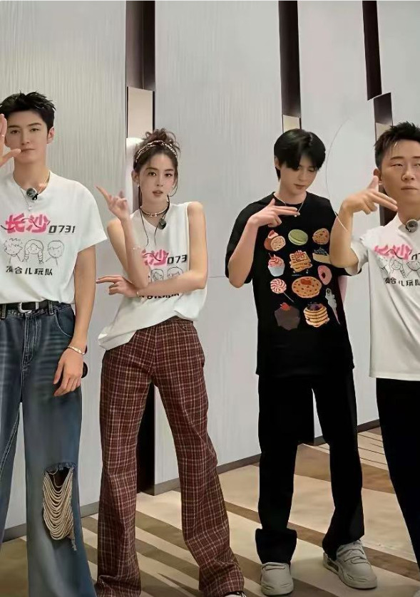 单看这三人，还以为P图了，直到看到杨迪。