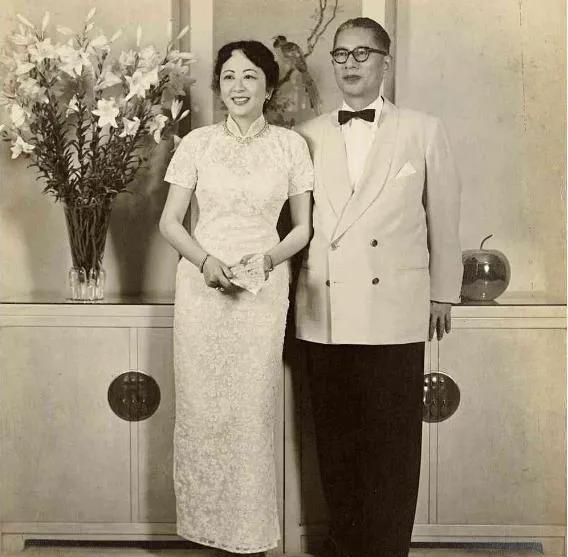 1914年，宋霭玲与孔祥熙完婚。新婚之夜，一伙儿人来闹洞房，有人一把扯下她的腰带