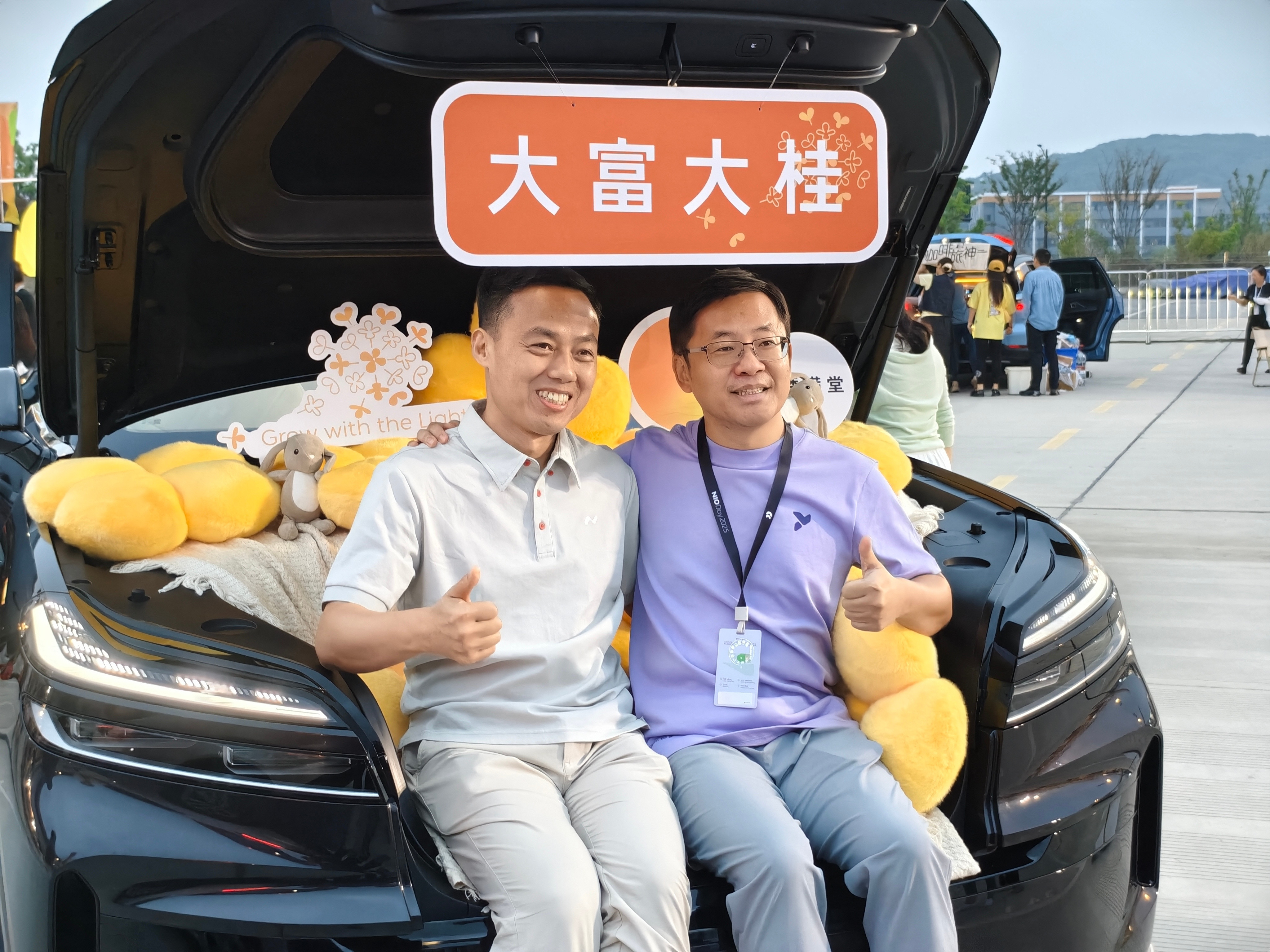 世界名画《总裁和总裁的合影》、《董事长亲切接见粉丝》​​​