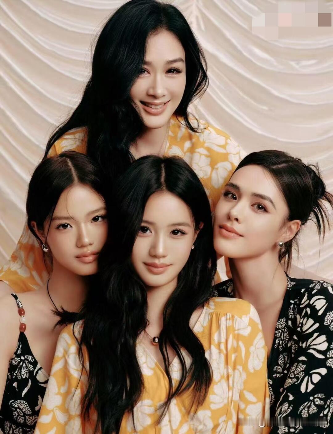 三个女儿和妈妈的合影，这是娱乐圈里最漂亮的母女组合，女儿们一个个都是有辨识度的，