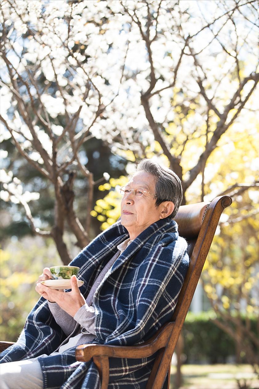 一位89岁老厅长很现实的一段话：“你手里有四五百万，儿女盼着你死；你一月退休金