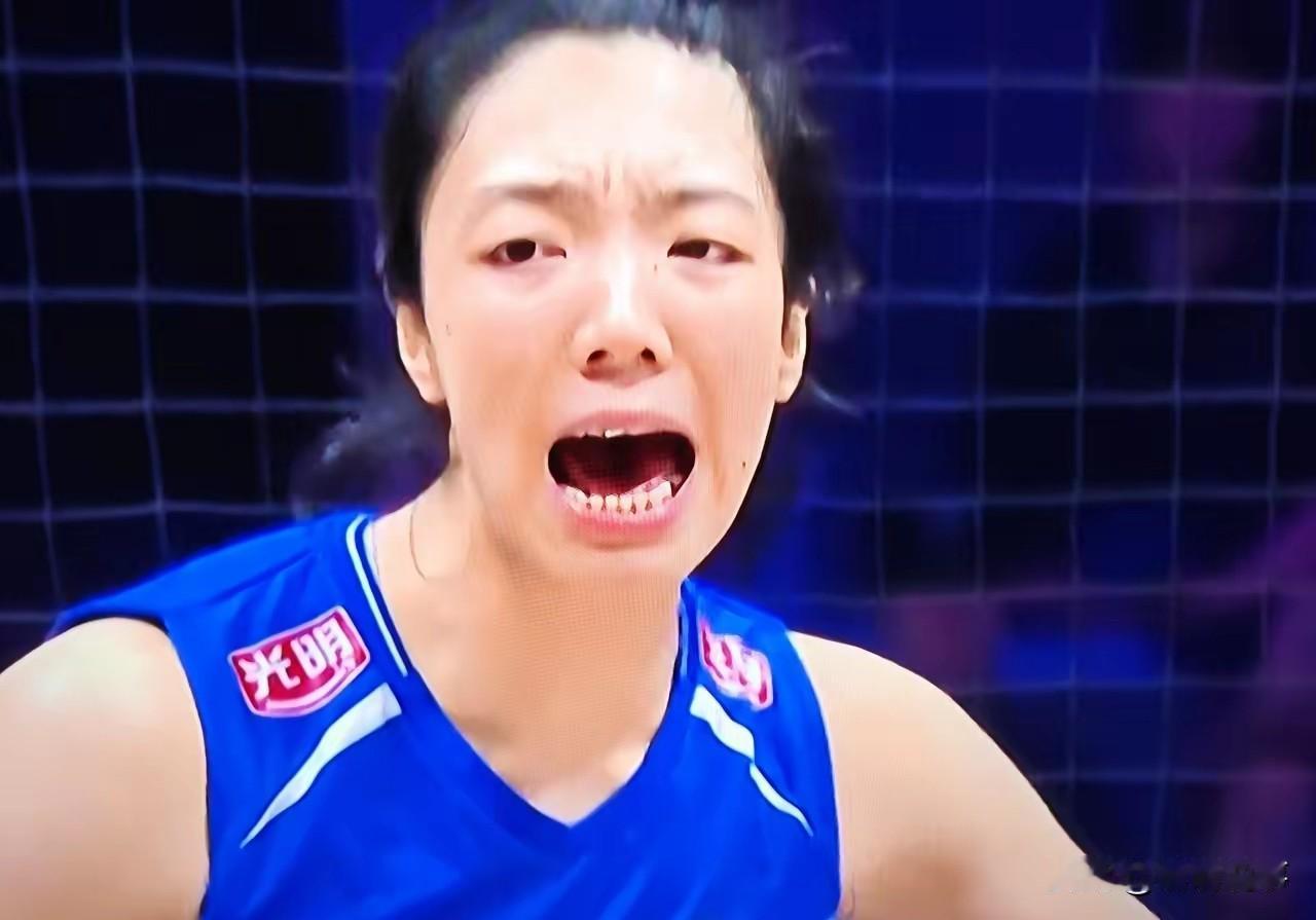 中国女排打伊拉克那场，唐欣站的是主攻位。不是吴梦洁没回归。也不是庄宇珊和