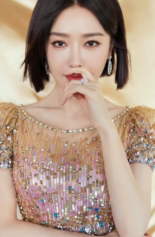 秦岚明媚写真壁纸，短发红唇闪钻裙，婀娜生姿