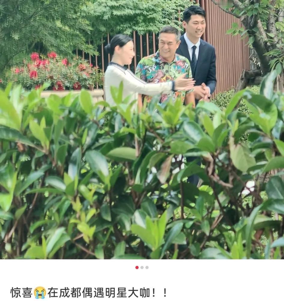 张嘉益又在看房了，56岁，白发白衬衫，不染不装。上次是4月生日当天，西安曲江，华