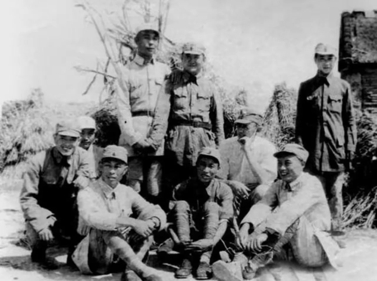 1955年，我军进行首次大授衔，空军修建部部长谷广善被暂授少将军衔。有战友找到他