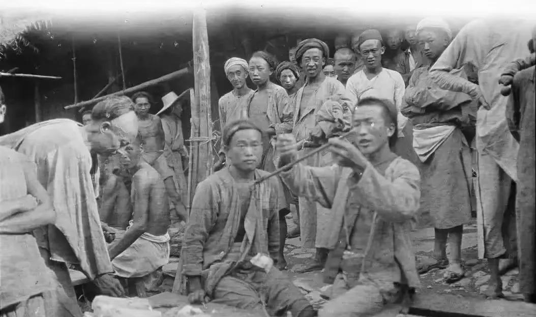 判断一个人是不是史盲，可以问他：古代一斤，相当于现在的多少克？如果说，500克