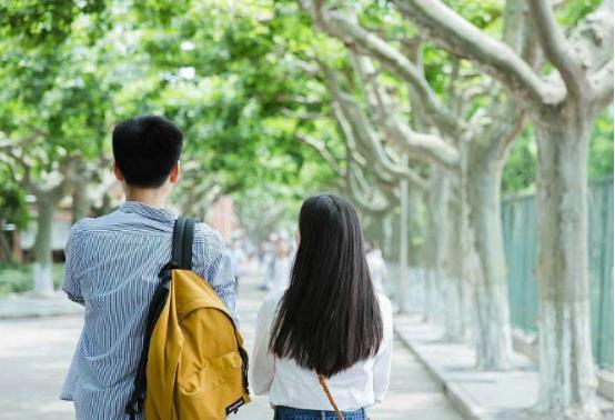 2023年河北，一名医生与在校女大学生恋爱并订婚，医生给了5万元彩礼，然而二人保