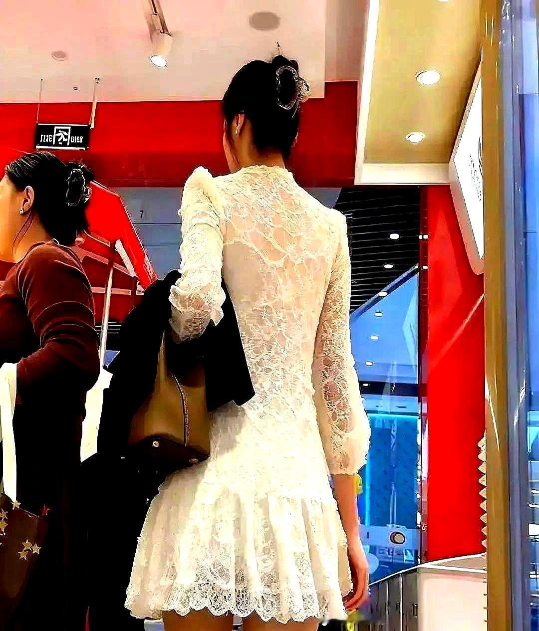 袜子也分阶级，真离谱。3000块的香奈儿袜子，丝棉混纺，印个大logo，拍