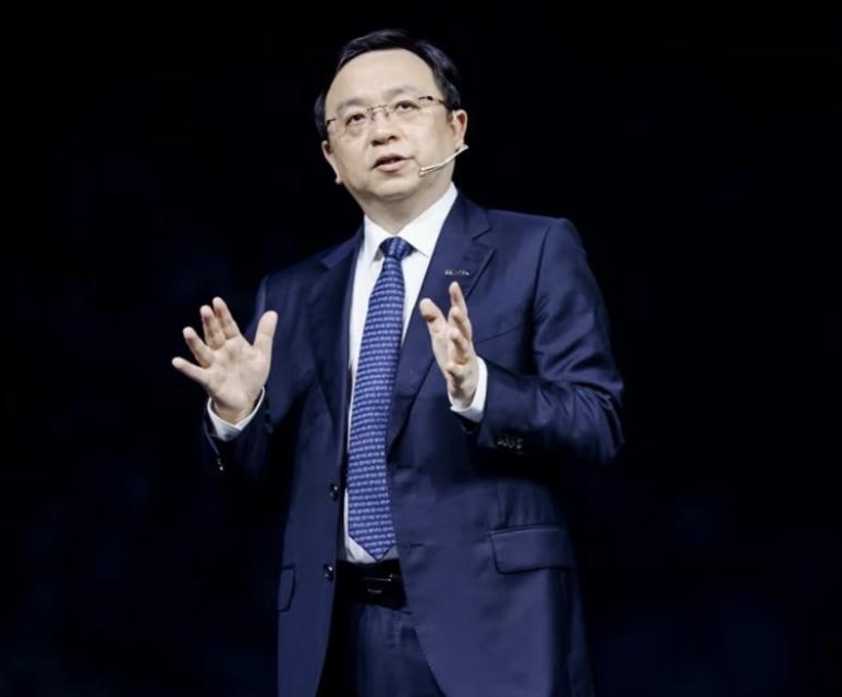 王传福：比亚迪三年招录5万多名应届大学生，其中硕博占到70%。我直管的总经理，有