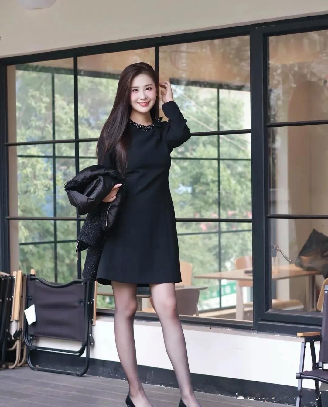 小香风外套+小黑裙+薄丝+小高跟”，自信从容的都市美女