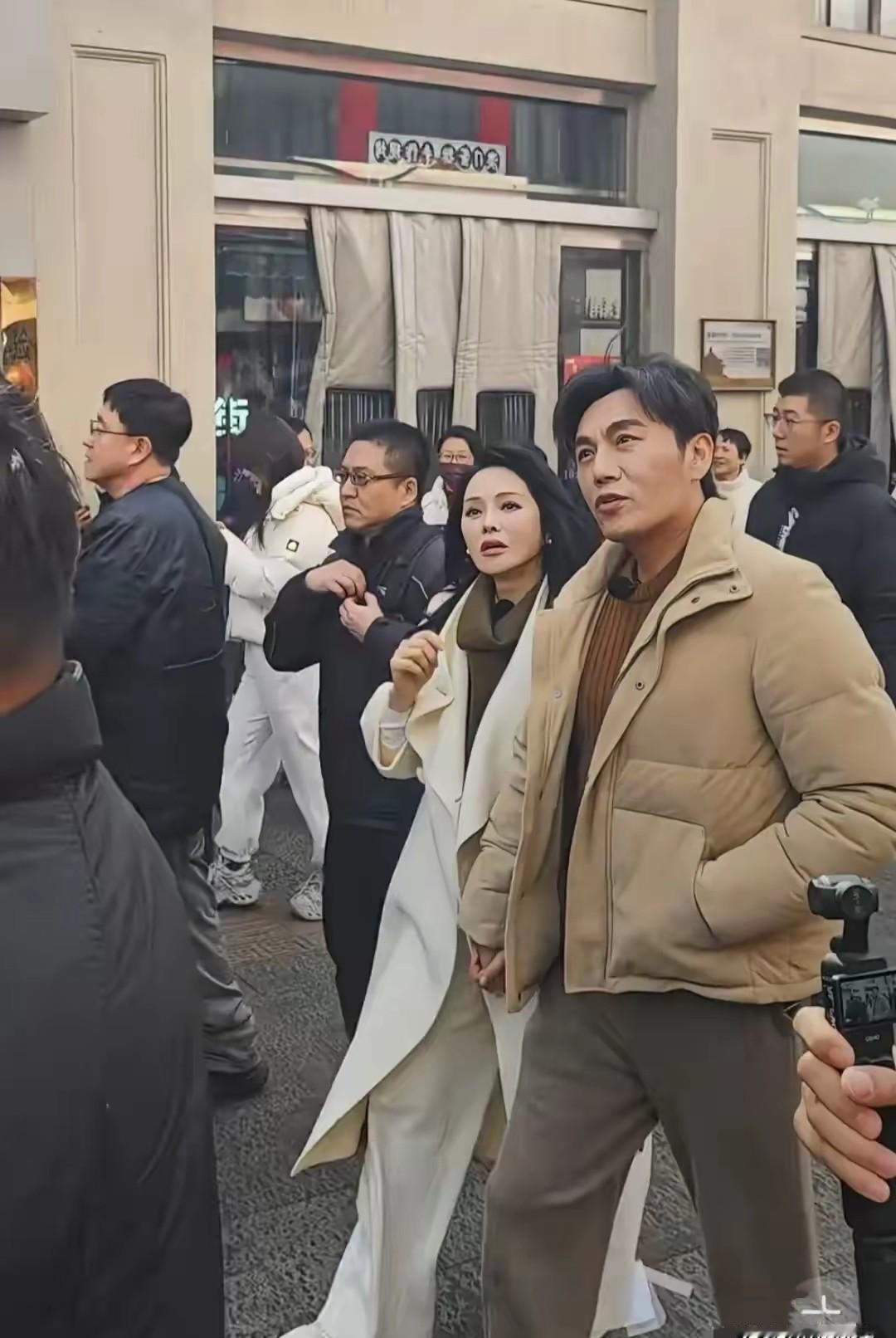 56岁，牵着大10岁的老公上了热搜。不是不老神话，是功夫全在私底下。你细看那