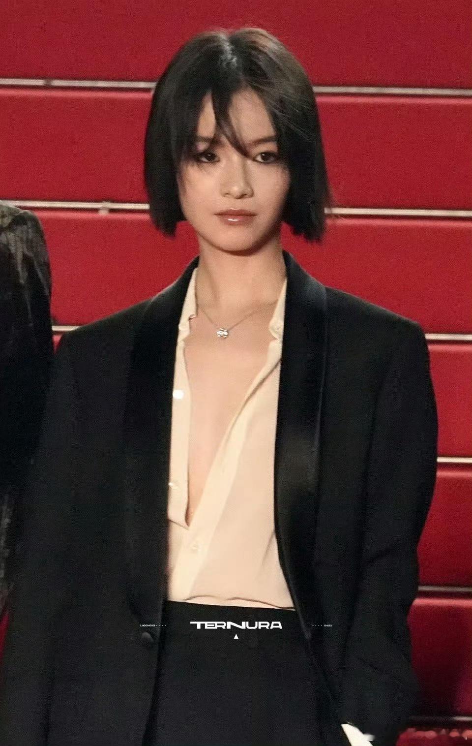 才注意到梗系怎么这打扮[？？？]这种场合不穿美裙啥时候穿，个性穿搭也应该出彩点的