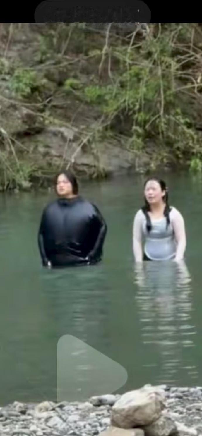 莫名看到一张被路人拍的照片…[惊恐]但是为何被拍成了这样[捂脸哭]笑的我在被窝里