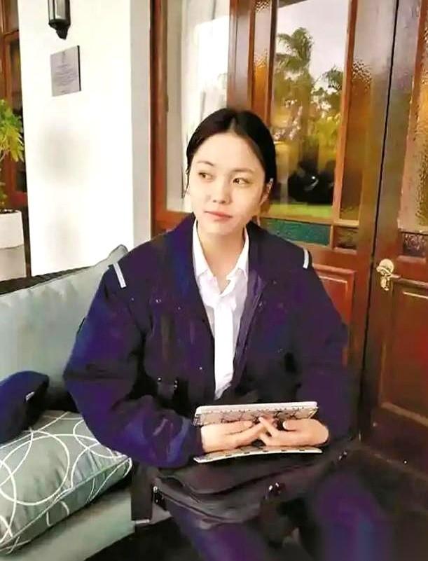 24岁。从小被人夸到大的骄傲女孩。最后留在零下40度无人区里的，只有散落一地的