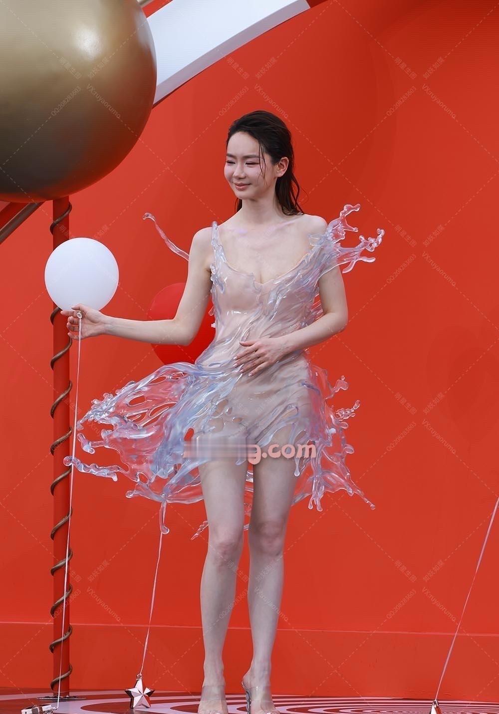 被这件裙子美到了！戚薇红毯生图水花凝固礼服，像从模型里走出来的透明手办​​​