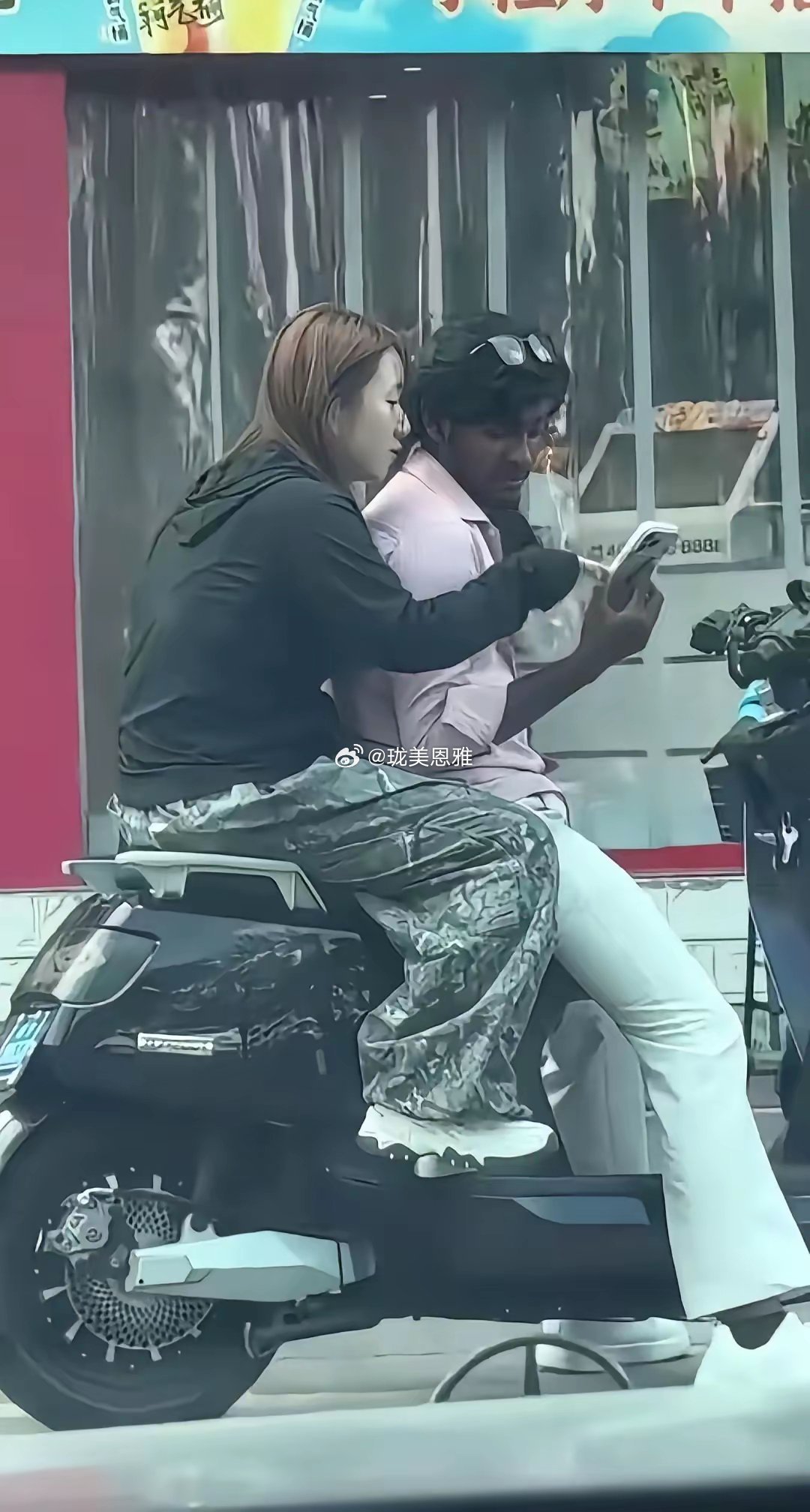 明明长得不是很帅，为什么美女喜欢跟他在一起？