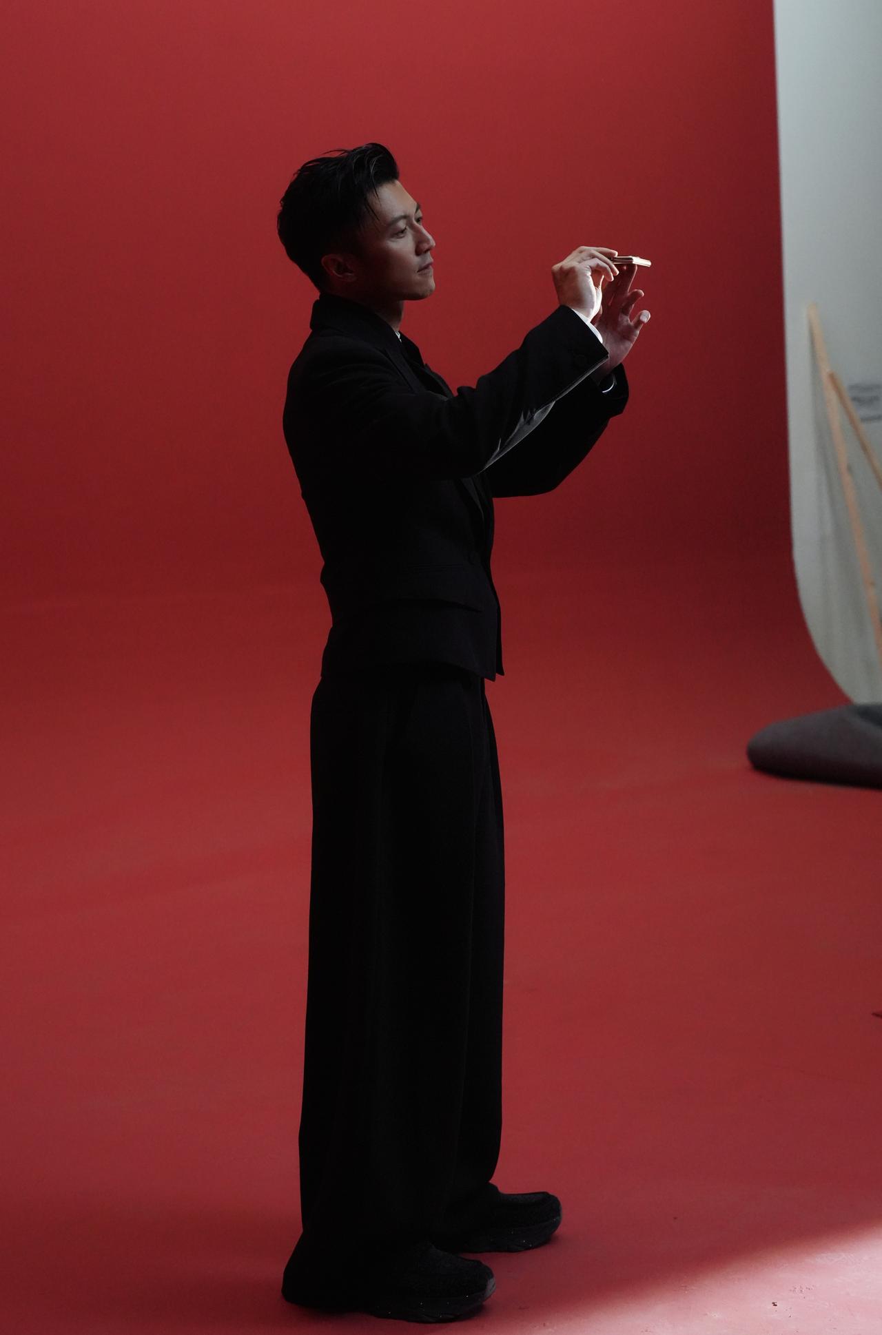 不懂就问，谢霆锋用的是什么手机之前他用的是自己代言的荣耀Magic8Pro