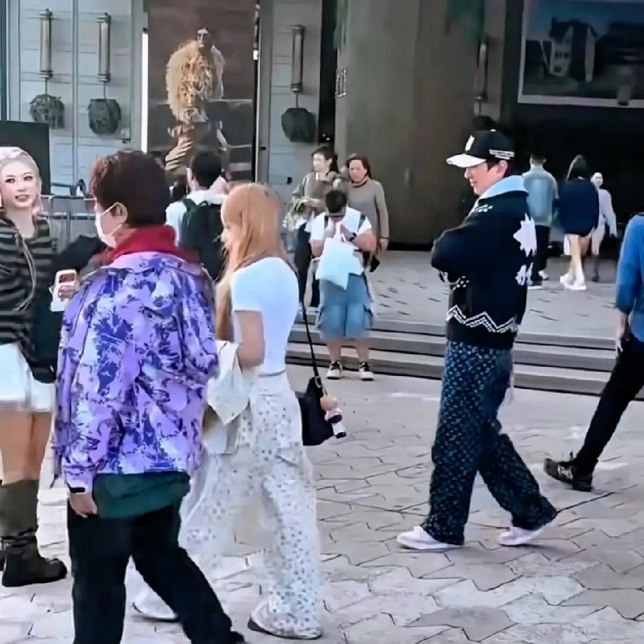 有网友在香港偶遇王思聪，他和两个美女在逛街，要不是他女朋友懒懒刚晒过照片，还以为