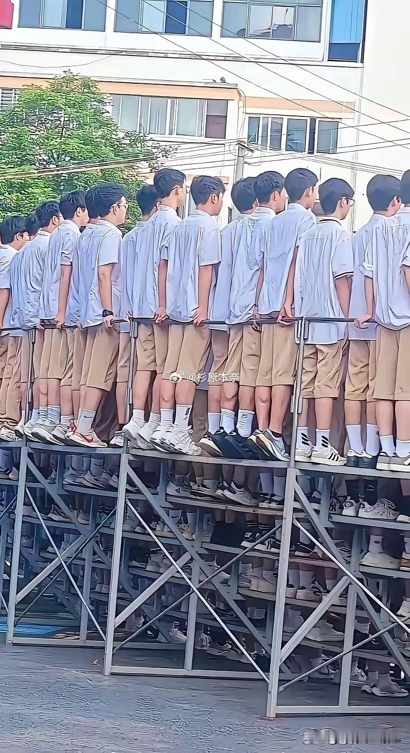 拍毕业照的一幕，不得不说，这学校安全措施真好！