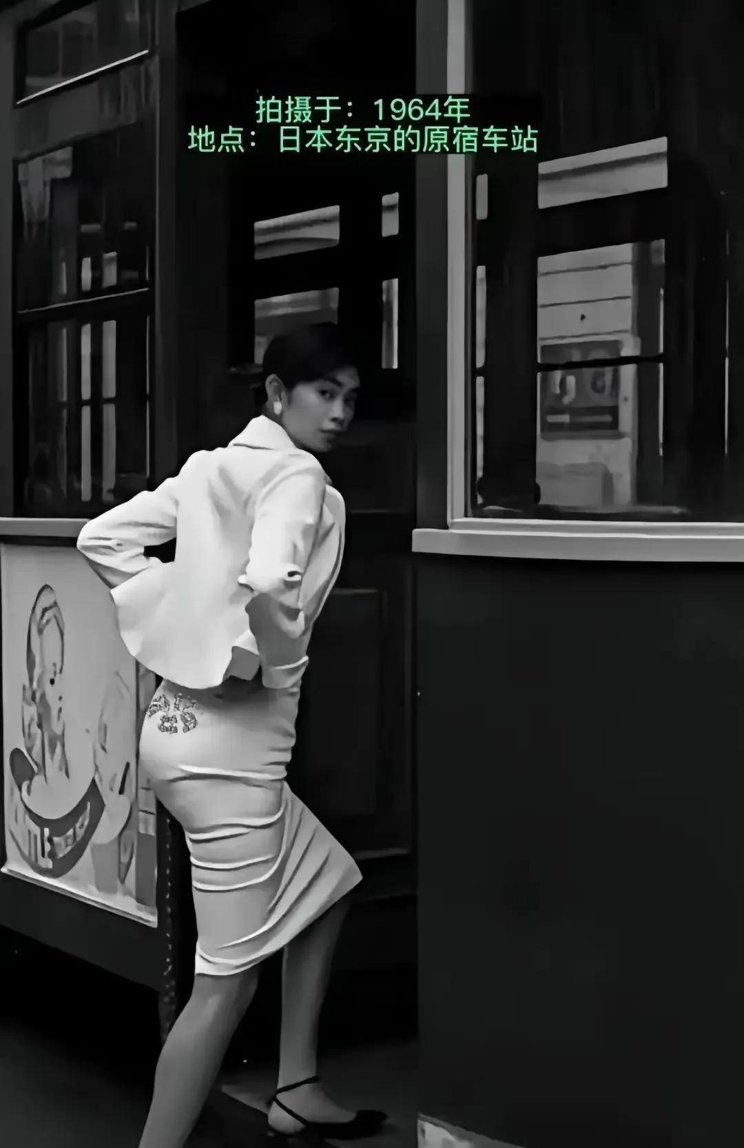 1964年的日本街头，一名日本女性穿着一身非常时尚的连衣裙，脚上穿着一双长靴，要