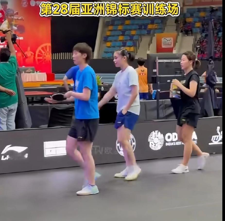 💥第28届亚洲乒乓球锦标赛训练场花絮来啦！看咱们王曼昱训练完拿着球拍往