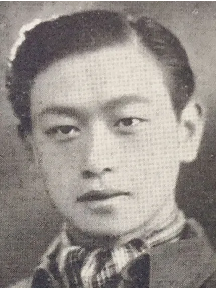 1939年，一汉奸藏到天津一电影院中，“锄奸队”找不到他，灵机一动，对播放员说道