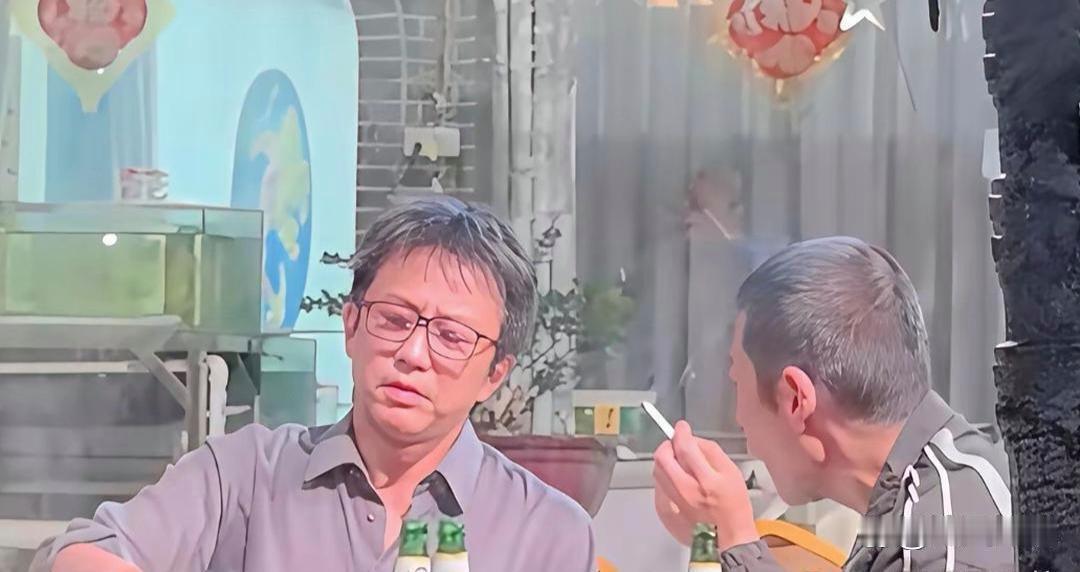 偶遇46岁的邓超与朋友吃饭，这才是中年男人的正常状态￼