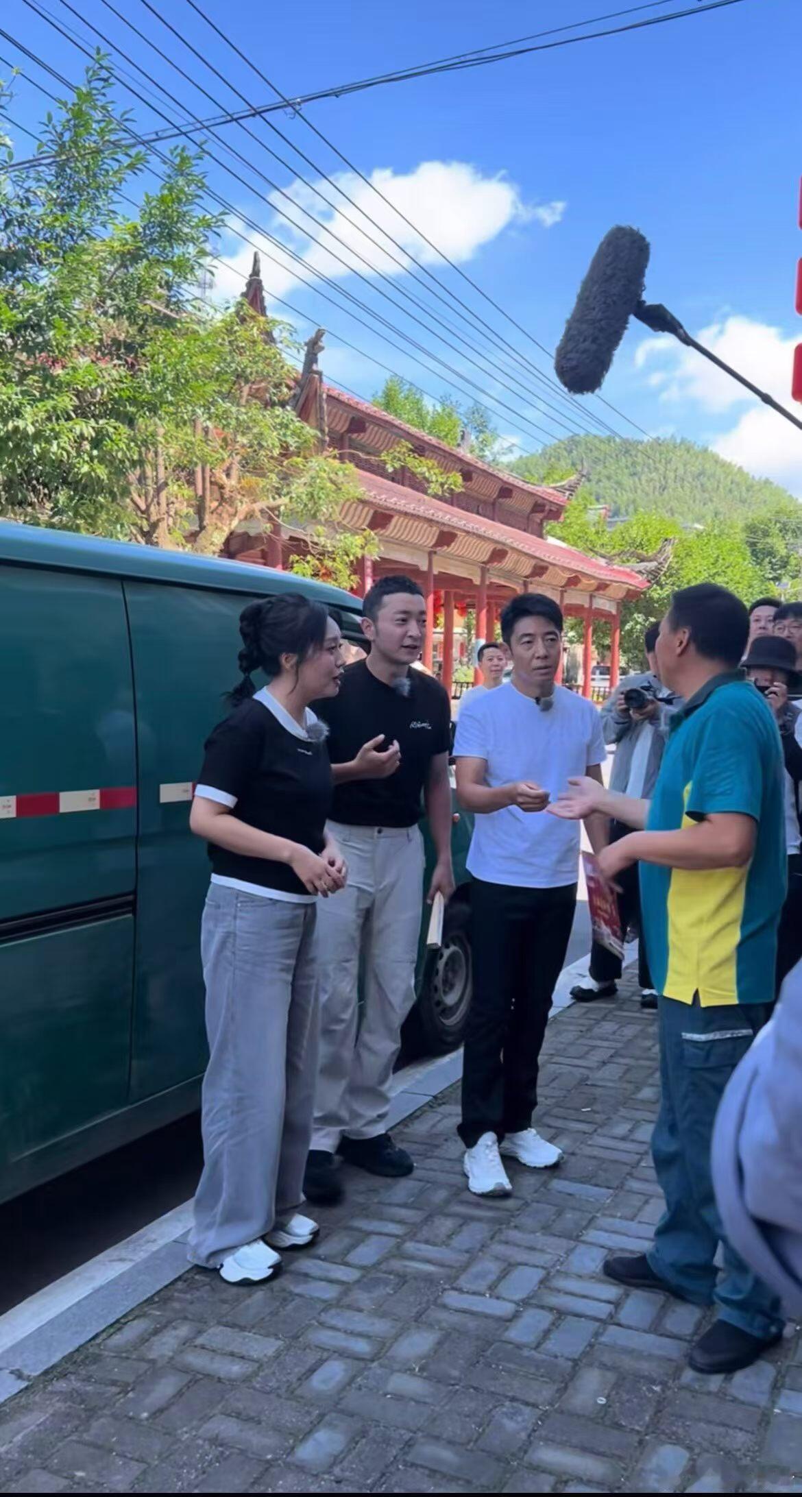尼格买提撒贝宁节目里打架反复刷了好多遍，每一遍都笑个不停！尼格买提和撒贝宁旁若无