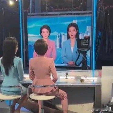 天呐，原来主持人都是这样翻提词器的